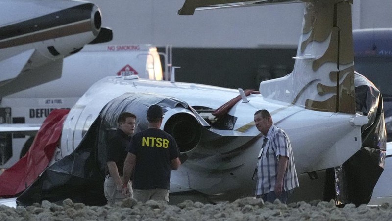 Petugas darurat menanggapi setelah jet bisnis ukuran sedang tergelincir dari landasan saat mendarat dan bertabrakan dengan jet lain yang diparkir di bandara kota di Scottsdale, Arizona, AS, 10 Februari 2025. (REUTERS/Thomas Machowicz)