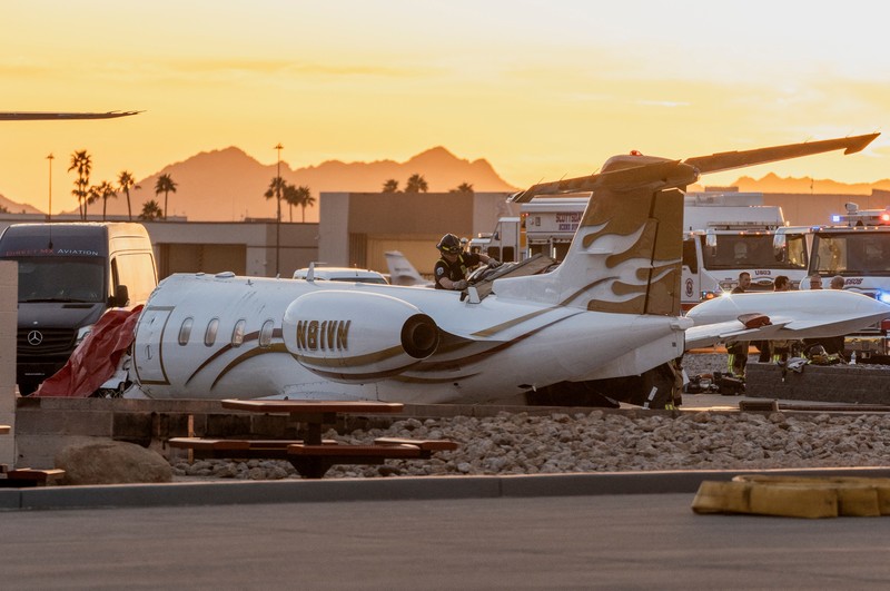 Petugas darurat menanggapi setelah jet bisnis ukuran sedang tergelincir dari landasan saat mendarat dan bertabrakan dengan jet lain yang diparkir di bandara kota di Scottsdale, Arizona, AS, 10 Februari 2025. Petugas darurat menanggapi setelah jet bisnis ukuran sedang tergelincir dari landasan saat mendarat dan bertabrakan dengan jet lain yang diparkir di bandara kota di Scottsdale, Arizona, AS, 10 Februari 2025. (REUTERS/Thomas Machowicz)