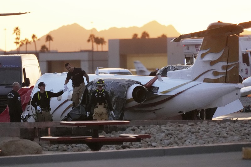 Petugas darurat menanggapi setelah jet bisnis ukuran sedang tergelincir dari landasan saat mendarat dan bertabrakan dengan jet lain yang diparkir di bandara kota di Scottsdale, Arizona, AS, 10 Februari 2025. Petugas darurat menanggapi setelah jet bisnis ukuran sedang tergelincir dari landasan saat mendarat dan bertabrakan dengan jet lain yang diparkir di bandara kota di Scottsdale, Arizona, AS, 10 Februari 2025. (REUTERS/Thomas Machowicz)