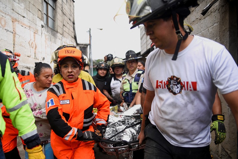 Petugas tanggap pertama bekerja di lokasi kecelakaan bus yang mematikan, di Guatemala City, Guatemala, 10 Februari 2025. Petugas tanggap pertama bekerja di lokasi kecelakaan bus yang mematikan, di Guatemala City, Guatemala, 10 Februari 2025. (REUTERS/Josue Decavele)