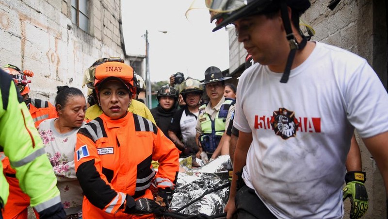 Petugas tanggap pertama bekerja di lokasi kecelakaan bus yang mematikan, di Guatemala City, Guatemala, 10 Februari 2025. (REUTERS/Josue Decavele)