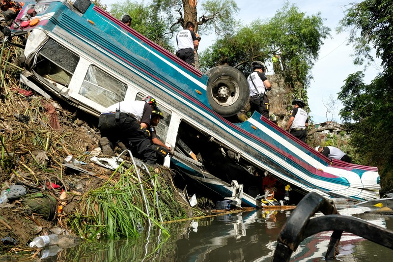Petugas tanggap pertama bekerja di lokasi kecelakaan bus yang mematikan, di Guatemala City, Guatemala, 10 Februari 2025. Petugas tanggap pertama bekerja di lokasi kecelakaan bus yang mematikan, di Guatemala City, Guatemala, 10 Februari 2025. (REUTERS/Josue Decavele)