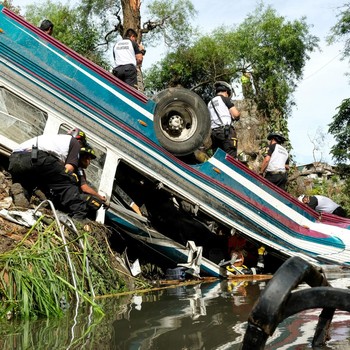 Tragis! Potret Bus Remuk Terjun ke Jurang, 51 Tewas