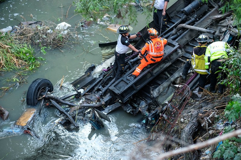 Petugas tanggap pertama bekerja di lokasi kecelakaan bus yang mematikan, di Guatemala City, Guatemala, 10 Februari 2025. Petugas tanggap pertama bekerja di lokasi kecelakaan bus yang mematikan, di Guatemala City, Guatemala, 10 Februari 2025. (REUTERS/Josue Decavele)