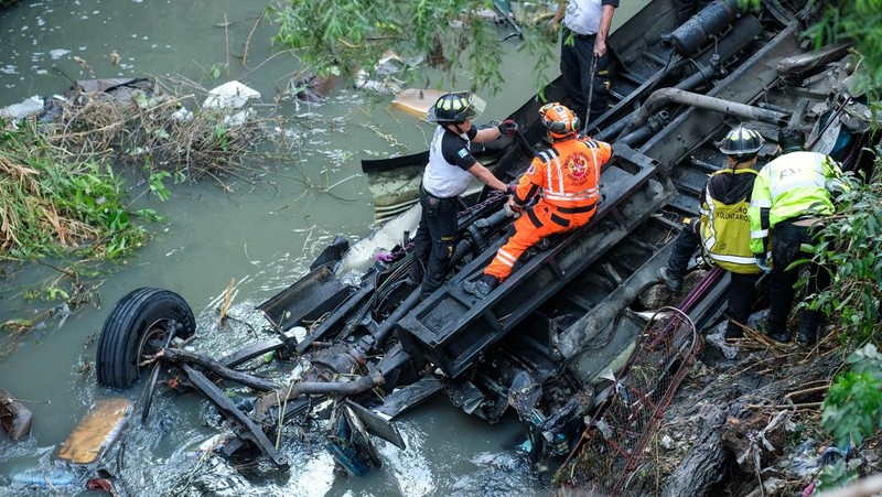 Petugas tanggap pertama bekerja di lokasi kecelakaan bus yang mematikan, di Guatemala City, Guatemala, 10 Februari 2025. (REUTERS/Josue Decavele)