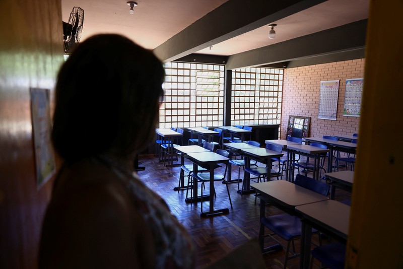 Rosana Veiga da Silveira, Direktur Sekolah Dasar Osorio Duque Estrada, menunjukkan ruang kelas yang kosong setelah perintah pengadilan menghentikan kembalinya kelas karena gelombang panas yang parah di Porto Alegre, Rio Grande do Sul, Brasil, 10 Februari 2025. Rosana Veiga da Silveira, Direktur Sekolah Dasar Osorio Duque Estrada, menunjukkan ruang kelas yang kosong setelah perintah pengadilan menghentikan kembalinya kelas karena gelombang panas yang parah di Porto Alegre, Rio Grande do Sul, Brasil, 10 Februari 2025. (REUTERS/Diego Vara)
