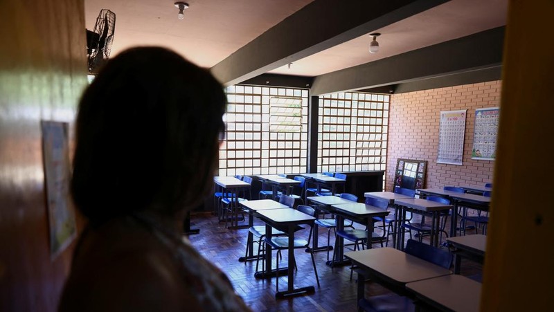 Rosana Veiga da Silveira, Direktur Sekolah Dasar Osorio Duque Estrada, menunjukkan ruang kelas yang kosong setelah perintah pengadilan menghentikan kembalinya kelas karena gelombang panas yang parah di Porto Alegre, Rio Grande do Sul, Brasil, 10 Februari 2025. (REUTERS/Diego Vara)