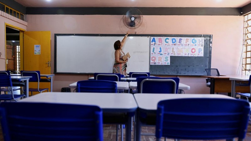 Rosana Veiga da Silveira, Direktur Sekolah Dasar Osorio Duque Estrada, menunjukkan ruang kelas yang kosong setelah perintah pengadilan menghentikan kembalinya kelas karena gelombang panas yang parah di Porto Alegre, Rio Grande do Sul, Brasil, 10 Februari 2025. (REUTERS/Diego Vara)
