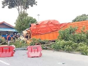 Fuso Muatan Kayu Tabrak Pohon di Pelabuhan Bakauheni, Kernet Tewas Terjepit