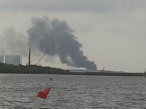 Kapal Terbakar di Penjaringan Jakut, Asap Hitam Mengepul