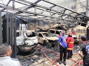 2 Jam Kebakaran Rumah di Ambon Hanguskan 3 Mobil-Uang Rp 2 Miliar