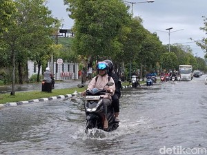 Banjir Rendam Sejumlah Ruas Jalan di Mataram, Motor-Mobil Mogok