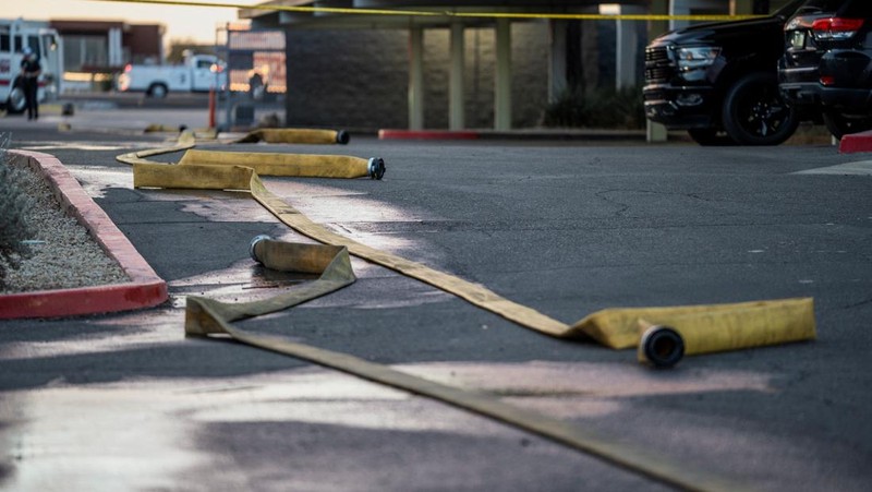 Petugas darurat menanggapi setelah jet bisnis ukuran sedang tergelincir dari landasan saat mendarat dan bertabrakan dengan jet lain yang diparkir di bandara kota di Scottsdale, Arizona, AS, 10 Februari 2025. (REUTERS/Thomas Machowicz)
