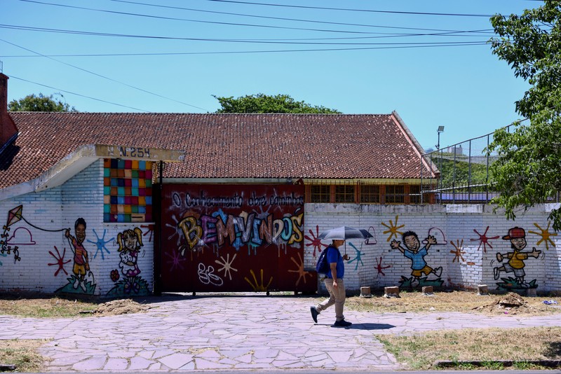 Rosana Veiga da Silveira, Direktur Sekolah Dasar Osorio Duque Estrada, menunjukkan ruang kelas yang kosong setelah perintah pengadilan menghentikan kembalinya kelas karena gelombang panas yang parah di Porto Alegre, Rio Grande do Sul, Brasil, 10 Februari 2025. Rosana Veiga da Silveira, Direktur Sekolah Dasar Osorio Duque Estrada, menunjukkan ruang kelas yang kosong setelah perintah pengadilan menghentikan kembalinya kelas karena gelombang panas yang parah di Porto Alegre, Rio Grande do Sul, Brasil, 10 Februari 2025. (REUTERS/Diego Vara)