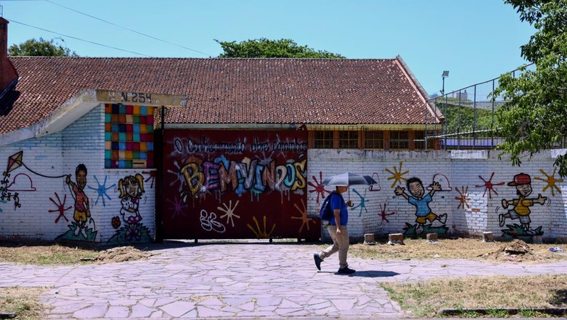 Rosana Veiga da Silveira, Direktur Sekolah Dasar Osorio Duque Estrada, menunjukkan ruang kelas yang kosong setelah perintah pengadilan menghentikan kembalinya kelas karena gelombang panas yang parah di Porto Alegre, Rio Grande do Sul, Brasil, 10 Februari 2025. (REUTERS/Diego Vara)