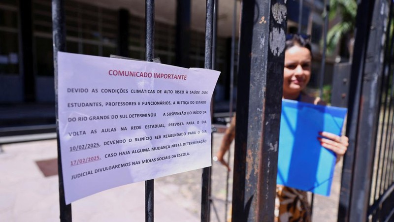 Rosana Veiga da Silveira, Direktur Sekolah Dasar Osorio Duque Estrada, menunjukkan ruang kelas yang kosong setelah perintah pengadilan menghentikan kembalinya kelas karena gelombang panas yang parah di Porto Alegre, Rio Grande do Sul, Brasil, 10 Februari 2025. (REUTERS/Diego Vara)