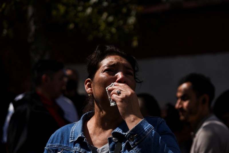 Petugas tanggap pertama bekerja di lokasi kecelakaan bus yang mematikan, di Guatemala City, Guatemala, 10 Februari 2025. Petugas tanggap pertama bekerja di lokasi kecelakaan bus yang mematikan, di Guatemala City, Guatemala, 10 Februari 2025. (REUTERS/Josue Decavele)