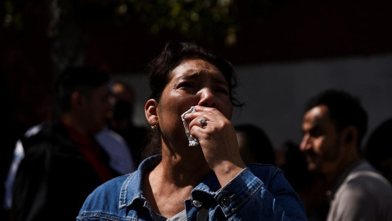 Petugas tanggap pertama bekerja di lokasi kecelakaan bus yang mematikan, di Guatemala City, Guatemala, 10 Februari 2025. (REUTERS/Josue Decavele)