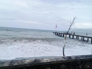 Perahu Tenggelam Dihantam Ombak di Bima, 6 Penumpang Dievakuasi