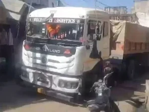 Truk Trailer Nyasar ke Pasar Ikuti Google Maps: Sopir Kabur Usai Bikin Huru-hara