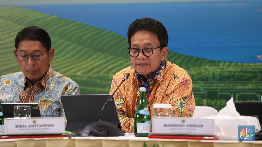 Wakil Ketua Dewan Komisioner OJK Mirza Adityaswara. (CNBC Indonesia/Tri Susilo)