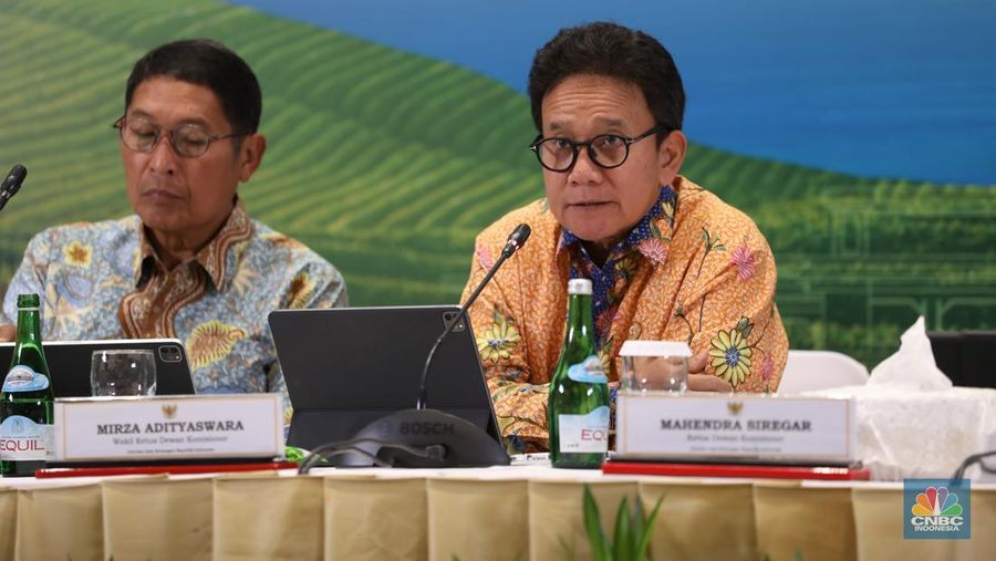 Wakil Ketua Dewan Komisioner OJK Mirza Adityaswara. (CNBC Indonesia/Tri Susilo)
