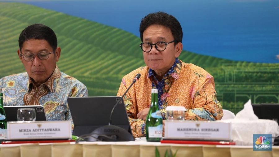 Wakil Ketua Dewan Komisioner OJK Mirza Adityaswara. (CNBC Indonesia/Tri Susilo)