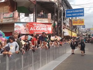 Warga Tumpah Ruah di Jalan Suryakencana Turut Rayakan Cap Go Meh