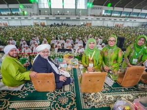 Syekh Afeefuddin Al Jailani Ijazahi Kader Muslimat, Khofifah Diberi Kiswah
