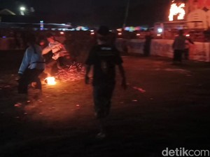 Atraksi Sepak Bola Api, Tradisi Sambut Ramadan Ala Santri Cirebon