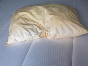 3 Penyebab Bantal Tidur Cepat Menguning dan Cara Cegahnya