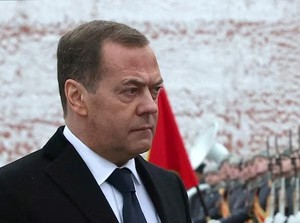 Awal Mula Ribut-ribut dengan Rusia Bikin Trump Kirim Kapal Selam Nuklir