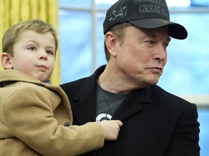 Video: Saat Elon Musk Pamer Kaos ke Trump di Rapat Kabinet Perdana