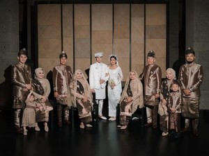 Inspirasi Seragam Keluarga di Pernikahan Angga Yunanda & Shenina Cinnamon