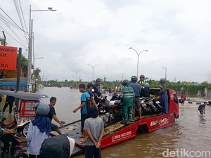 Banjir Rendam Jalan Perintis-Leimena Makassar, Warga Buka Jasa Angkut Motor