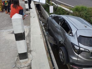 Sopir Ngantuk, HRV Tabrak Tiang Lampu-Nyemplung Parit di Prambanan Sleman