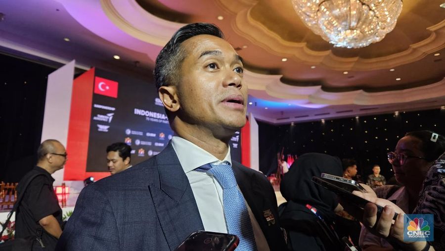 Ketua Umum Kamar Dagang dan Industri Indonesia Anindya Bakrie memberikan keterangan pers setelah Indonesia-Turkiye Business Forum: 75 Years Partnership for People and the New World di The Ritz-Carlton, Mega Kuningan, Jakarta Selatan, Rabu (12/2/2025). (CNBC Indonesia/ Intan Rakhmayanti)