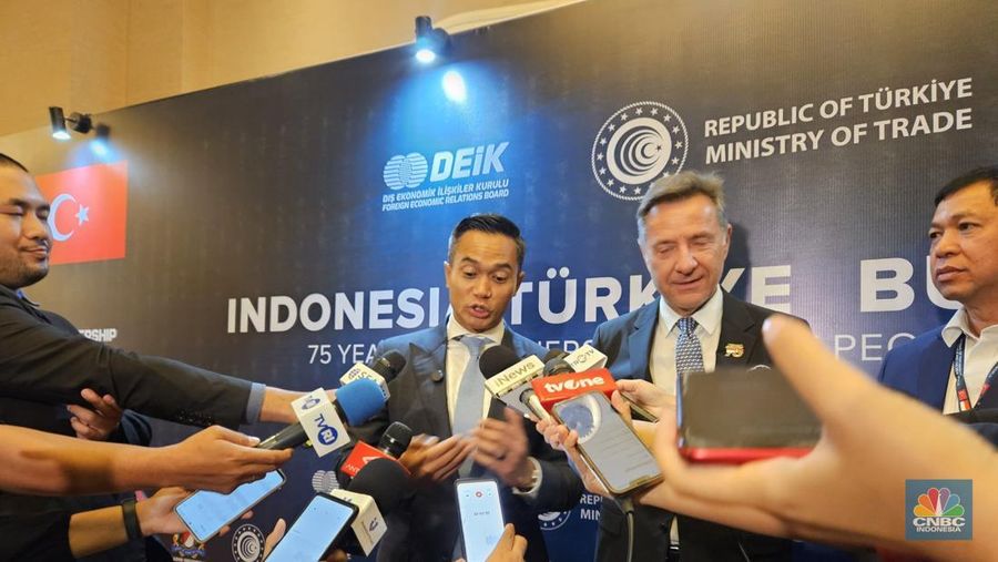 Ketua Umum Kamar Dagang dan Industri Indonesia Anindya Bakrie memberikan keterangan pers setelah Indonesia-Turkiye Business Forum: 75 Years Partnership for People and the New World di The Ritz-Carlton, Mega Kuningan, Jakarta Selatan, Rabu (12/2/2025). (CNBC Indonesia/ Intan Rakhmayanti)