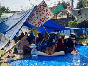 Belum Ada Hasil, Petani Pundenrejo Bertahan Kemah di Depan Kantor BPN Pati