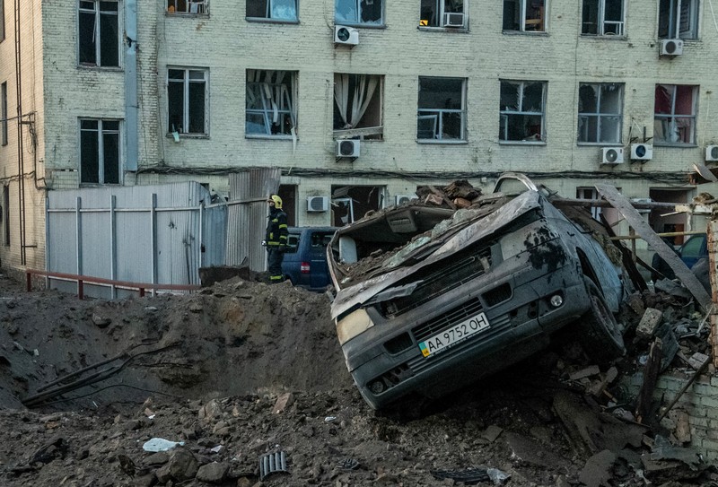 Serangan rudal Rusia di ibu kota Ukraina, Kyiv, menewaskan sedikitnya satu orang pada hari Rabu (12/2). (REUTERS/Gleb Garanich) Serangan rudal Rusia di ibu kota Ukraina, Kyiv, menewaskan sedikitnya satu orang pada hari Rabu (12/2). (REUTERS/Gleb Garanich)