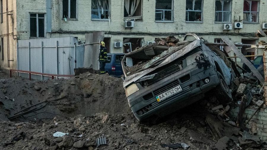 Serangan rudal Rusia di ibu kota Ukraina, Kyiv, menewaskan sedikitnya satu orang pada hari Rabu (12/2). (REUTERS/Gleb Garanich)