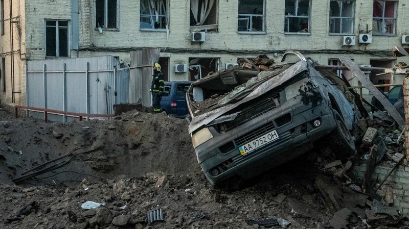 Serangan rudal Rusia di ibu kota Ukraina, Kyiv, menewaskan sedikitnya satu orang pada hari Rabu (12/2). (REUTERS/Gleb Garanich)