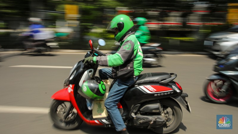 Pengemudi ojek online (ojol) menunggu orderan di kawasan Palmerah, Jakarta, Rabu (12/2/2025). Masyarakat Transportasi Indonesia (MTI) mengusulkan agar ojek online di Jakarta bisa mendapatkan bahan bakar minyak (BBM) subsidi dengan cara menggunakan plat kuning dalam upaya mendorong masyarakat untuk beralih ke angkutan umum. (CNBC Indonesia/Faisal Rahman)