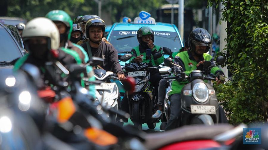Pengemudi ojek online (ojol) menunggu orderan di kawasan Palmerah, Jakarta, Rabu (12/2/2025). Masyarakat Transportasi Indonesia (MTI) mengusulkan agar ojek online di Jakarta bisa mendapatkan bahan bakar minyak (BBM) subsidi dengan cara menggunakan plat kuning dalam upaya mendorong masyarakat untuk beralih ke angkutan umum. (CNBC Indonesia/Faisal Rahman)