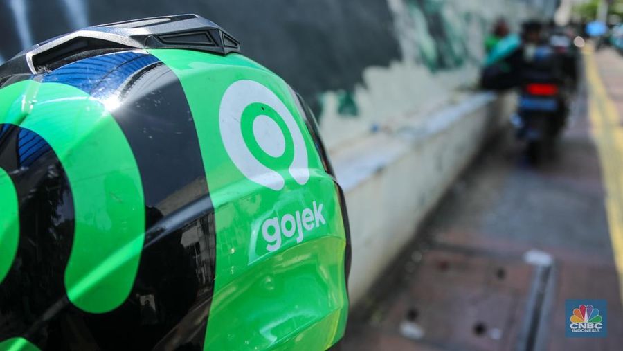 Pengemudi ojek online (ojol) menunggu orderan di kawasan Palmerah, Jakarta, Rabu (12/2/2025). Masyarakat Transportasi Indonesia (MTI) mengusulkan agar ojek online di Jakarta bisa mendapatkan bahan bakar minyak (BBM) subsidi dengan cara menggunakan plat kuning dalam upaya mendorong masyarakat untuk beralih ke angkutan umum. (CNBC Indonesia/Faisal Rahman)