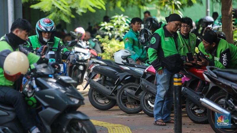 Pengemudi ojek online (ojol) menunggu orderan di kawasan Palmerah, Jakarta, Rabu (12/2/2025). Masyarakat Transportasi Indonesia (MTI) mengusulkan agar ojek online di Jakarta bisa mendapatkan bahan bakar minyak (BBM) subsidi dengan cara menggunakan plat kuning dalam upaya mendorong masyarakat untuk beralih ke angkutan umum. (CNBC Indonesia/Faisal Rahman)