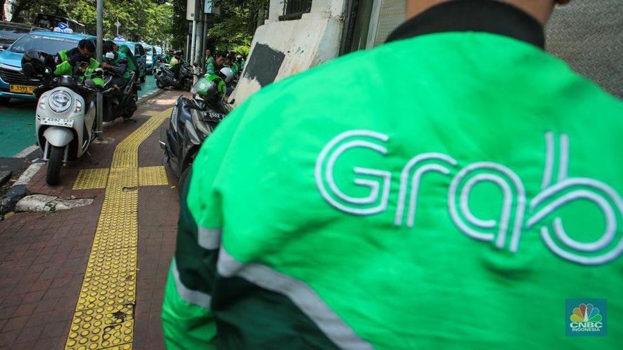 Pengemudi ojek online (ojol) menunggu orderan di kawasan Palmerah, Jakarta, Rabu (12/2/2025). Masyarakat Transportasi Indonesia (MTI) mengusulkan agar ojek online di Jakarta bisa mendapatkan bahan bakar minyak (BBM) subsidi dengan cara menggunakan plat kuning dalam upaya mendorong masyarakat untuk beralih ke angkutan umum. (CNBC Indonesia/Faisal Rahman)