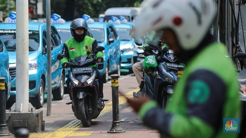 Pengemudi ojek online (ojol) menunggu orderan di kawasan Palmerah, Jakarta, Rabu (12/2/2025). Masyarakat Transportasi Indonesia (MTI) mengusulkan agar ojek online di Jakarta bisa mendapatkan bahan bakar minyak (BBM) subsidi dengan cara menggunakan plat kuning dalam upaya mendorong masyarakat untuk beralih ke angkutan umum. (CNBC Indonesia/Faisal Rahman)