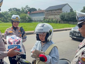 Hadiah Sekarung Beras untuk Si Pengendara Tertib di Subang