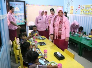 Cerianya Murid TK Kota Mojokerto Santap Makan Bergizi dari YKB Jatim